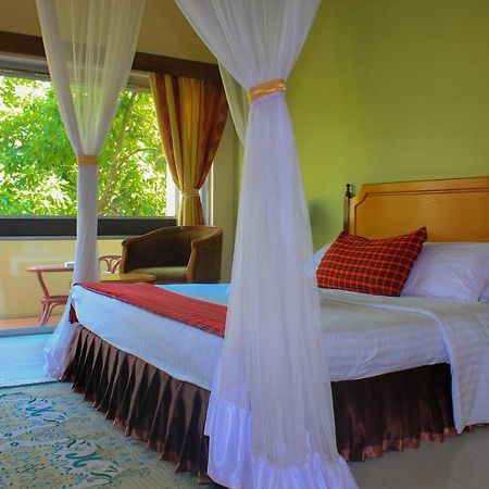 Equator Hotel Аруша Екстериор снимка