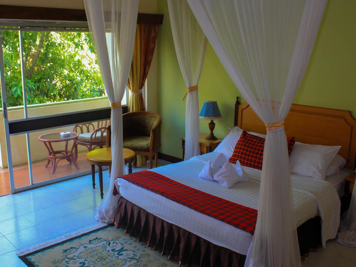 Equator Hotel Аруша Екстериор снимка