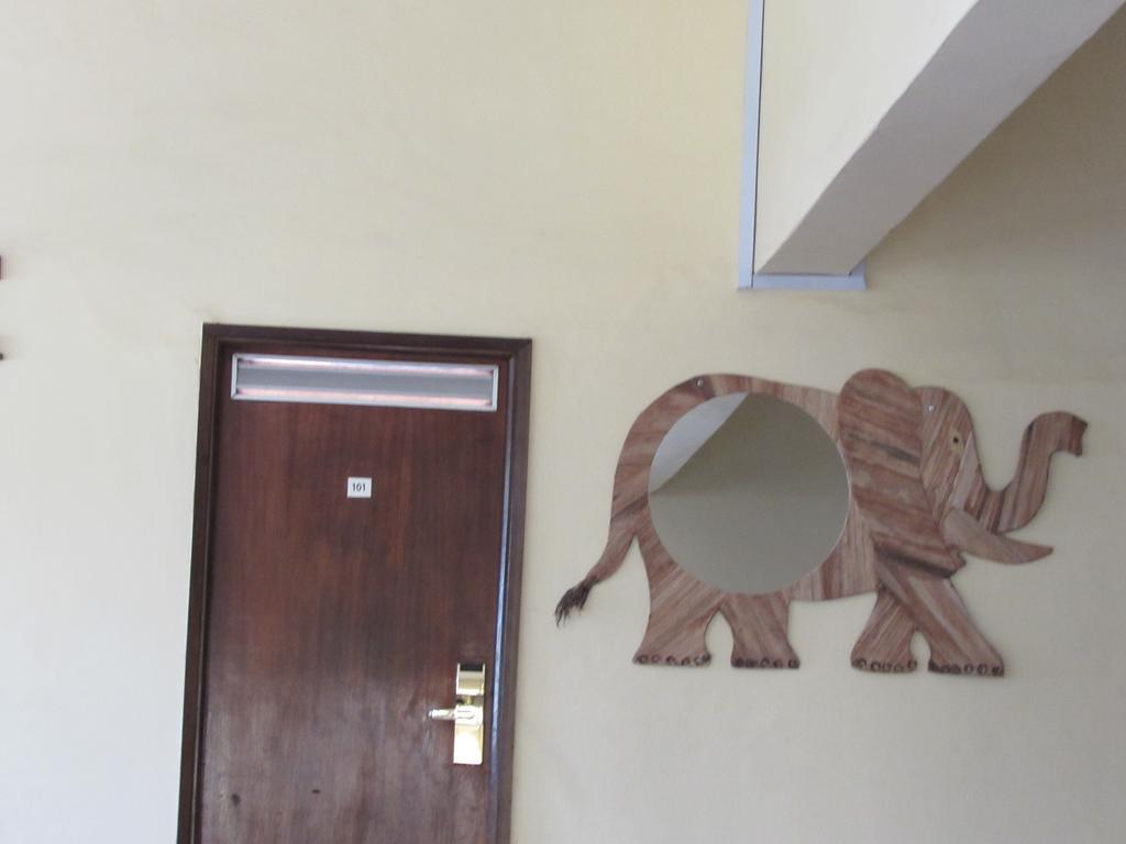 Equator Hotel Аруша Екстериор снимка