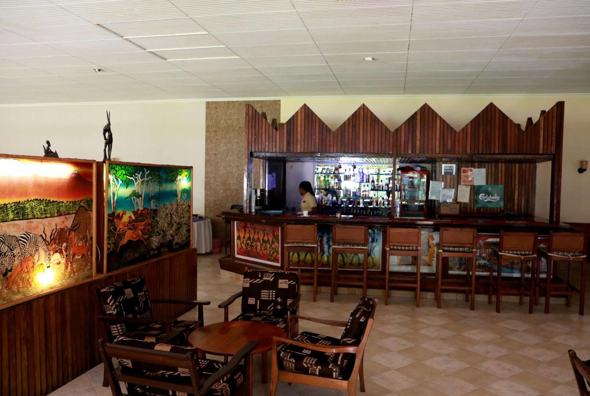 Equator Hotel Аруша Екстериор снимка