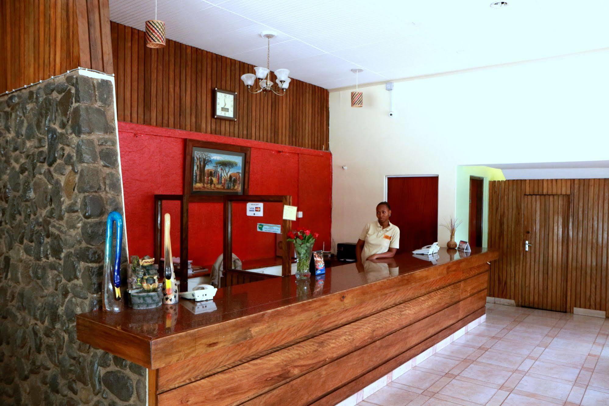 Equator Hotel Аруша Екстериор снимка