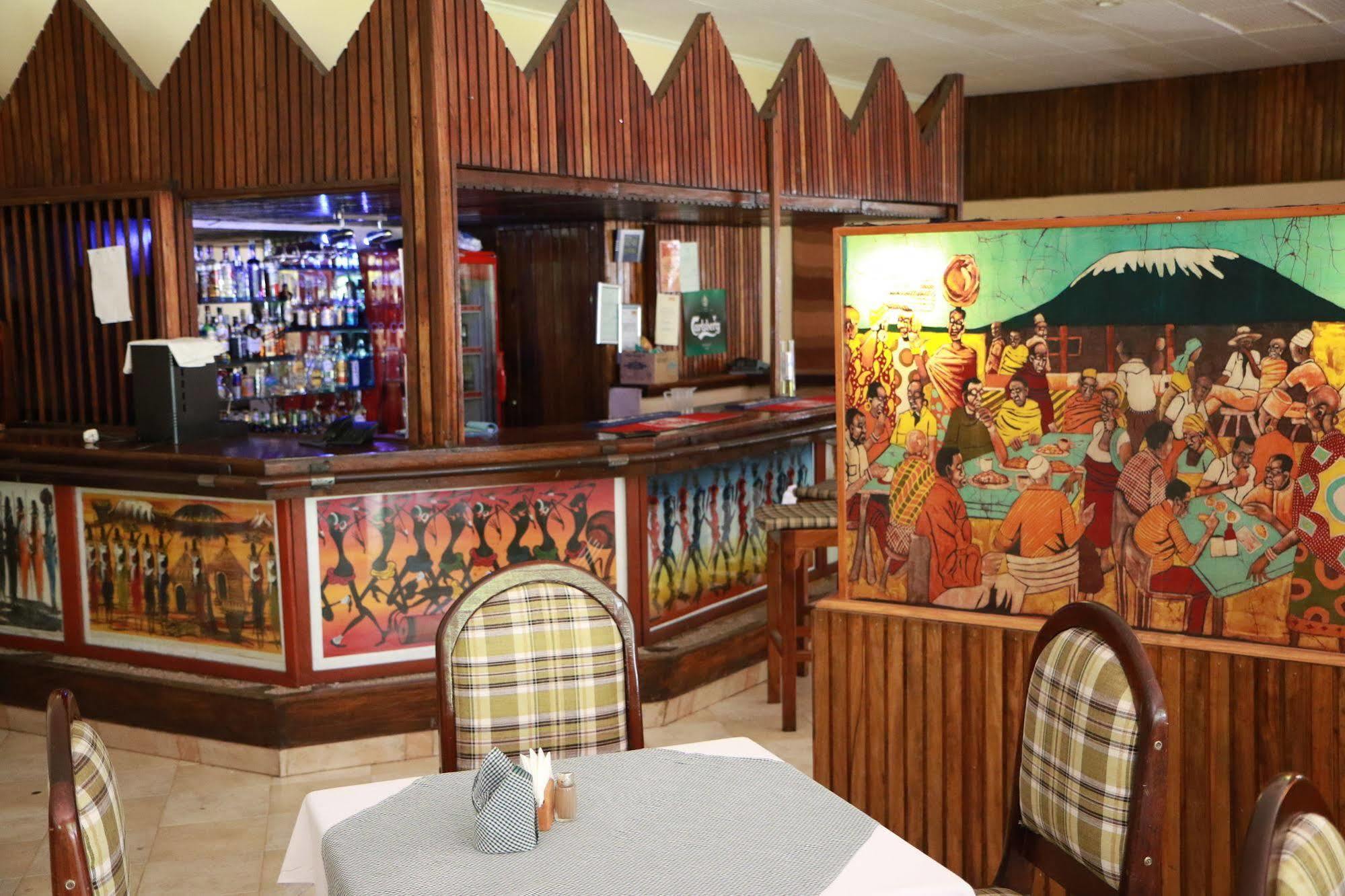 Equator Hotel Аруша Екстериор снимка